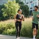 Casal está fazendo exercício físico e, entre corrida e caminhada, eles escolher o correr.