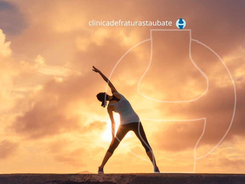 Mulher está fazendo 5 minutos de exercícios físicos, durante o pôr- do-sol