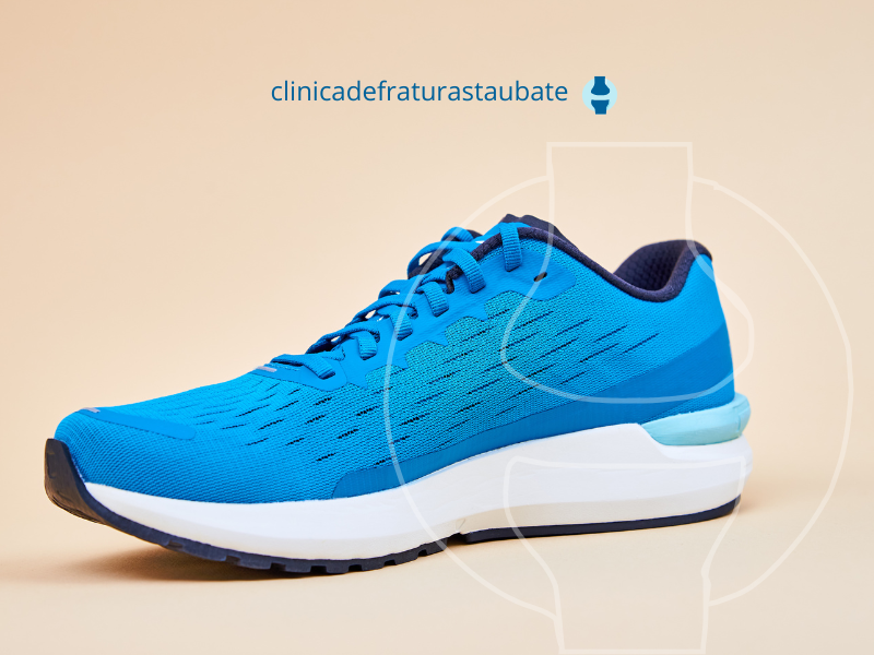 Tênis minimalista, na cor azul,