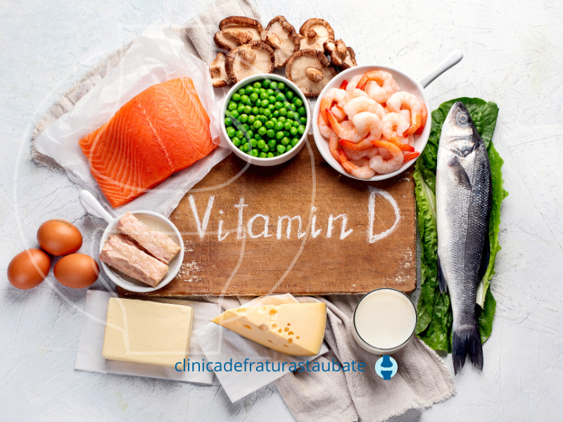 Mesa com vários alimentos que são ricos e m vitamina D. Há peixe, ervilha, queijo, leite, ovos e camarão.