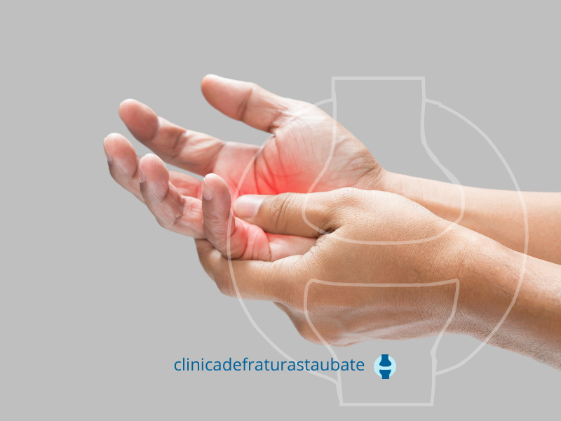 Mão feminina está com a palma para cima e com uma mancha vermelha. ode ser uma sinal de mãos dormentes.