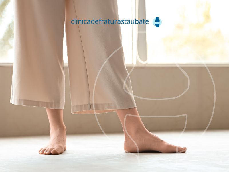 Ambos os pés descalços de uma mulher, sendo que um deles está de lado e mostra que ela tem pé chato.