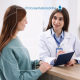 Médica conversa com paciente e esse é um exemplo de que é bom usar plano de saúde.