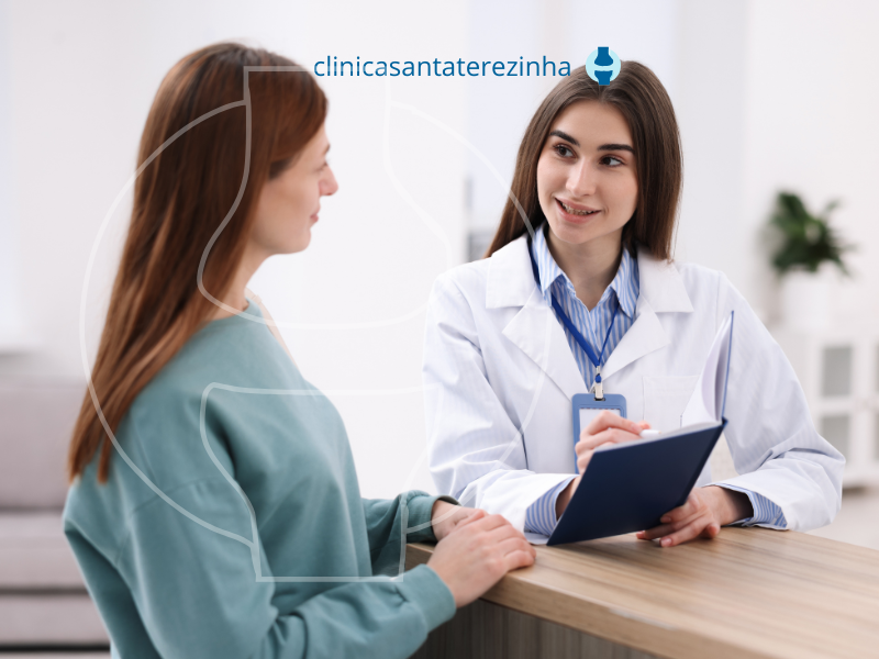 Médica conversa com paciente e esse é um exemplo de que é bom usar plano de saúde.