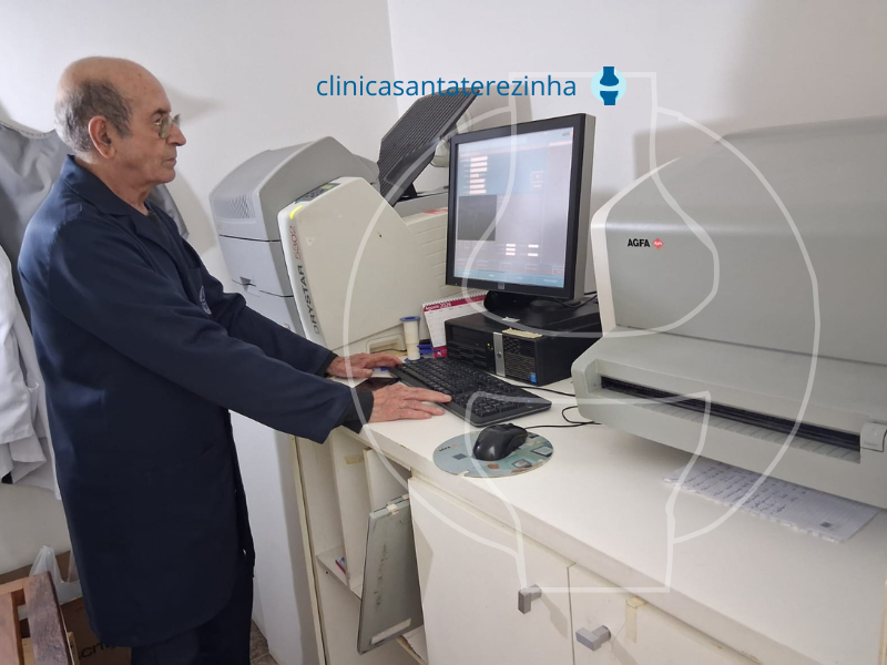 Técnico de rai0 X opera equipamento durante realização de exame.