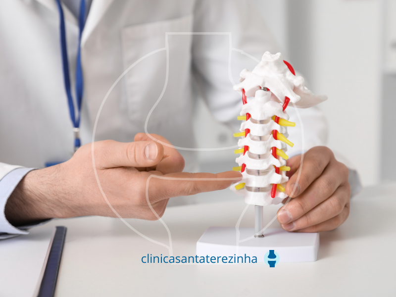 Ortopedista aponta problema na coluna vertebral.